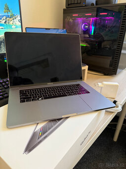 MacBook Pro 2018 15", 1 TB, 32 GB RAM - 8