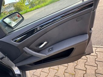 BMW 550i (E60) – V8, manuál, M-Paket - 8