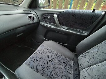 Mazda 323 hatch - 8