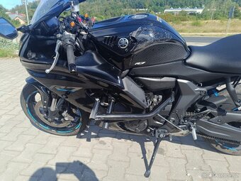 Yamaha YZF 690 - 8
