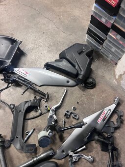 Aprilia tuono v2 mnoho dílů - 8