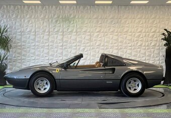 Ferrari 308 GTSi (1982) – ikonický kabriolet - 8
