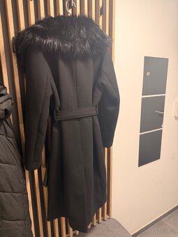 Černý kabát s kožíškem - 8
