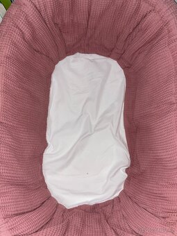 Proutěná postýlka s výbavou pro miminko – motiv Králíček - 8