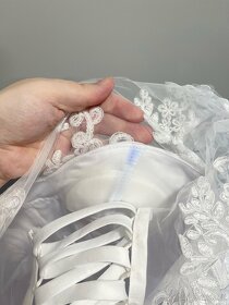 Svatební šaty s krajkou - 8