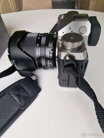 Bezzrcadlovka Fujifilm X-T5 + objektiv  XF 18-55mm f/2.8-4.0 - 8
