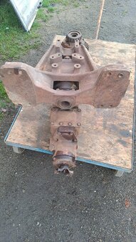 Prodám přední konzoly a skříň ZETOR - 8