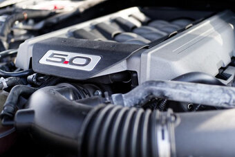Ford Mustang 5.0L V8 GT - 8