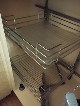 Rohový systém do kuchyňské linky – výborný stav - 8