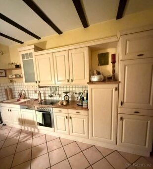 Krémová venkovská kuchyně s vestavěnými spotřebiči,5654 - 8