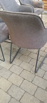 Jídelní bílý stůl+4 ks moderní šedé židle - 8