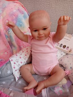 Realistická Reborn panenka usměvavá holčička Maddie - 8