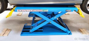 Mobilní nůžkový zvedák ,zdvih 1m,3.000 kg,záruka - 8