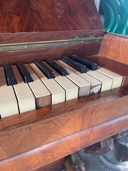 Piano /velmi poškozené/ - 8