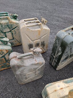 Soubor 11 kusů kanystrů - 8