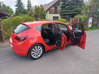Benzínová Opel Astra 74066km... rok 2010 - 8