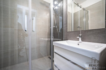 Pronájem bytu 2+1 po kompletní rekonstrukci s balkónem na ul - 8
