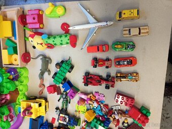 Mix hraček – LEGO, autíčka, figurky, knížka, dřevo - 8