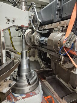 CNC odvalovací frézka TOS Čelákovice OFA 32CNC/6 - 8