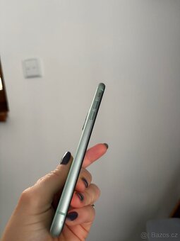 Apple iPhone 11 - 8