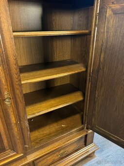 Masivní skříň (141013) - 8