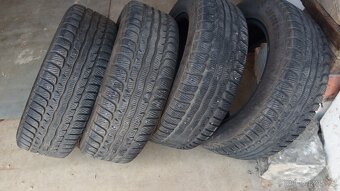 Prodám levně 4ks. málo jeté zimní pneu 195/60 r15 - 8