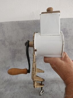 Starý krásný zdobený starožitný mlýnek na strouhanku JUGENDS - 8