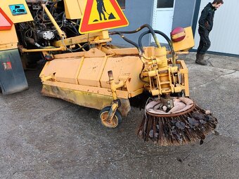 Zrezávač krajníc Zetor 12145 - 8