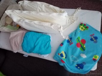 Postýlka s matrací,prostěradla,povlečení a mantinel - 8