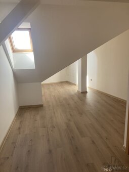 Pronájem podkrovního bytu (3+KK) s parkováním v centru města - 8