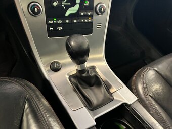 VOLVO XC 60 2.4 D 120 kW 6 RYCHLOSTÍ 4x4 PUVOD ČR - 8