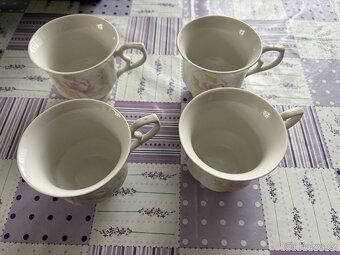 Porcelánové hrnky a talíře - 8