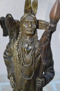 Bronzová socha - INDIÁN - INDIÁNSKÝ NÁČELNÍK - 8