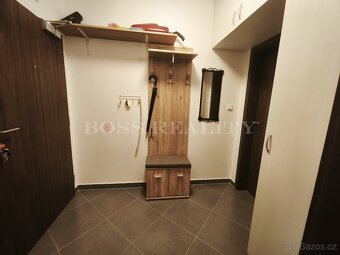 Slunný byt 1+kk s balkónem, sklepem a garážovým stáním - 8