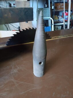 Cirkulárka s výklopným košem a hoblovkou. - 8