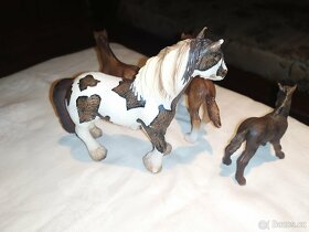 8. Schleich koně Tinkeři + Camarské hříbě - 8