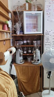 Nábytek vybavení prodejny - 8