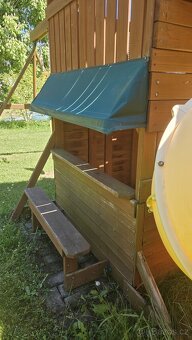 Zahradní dětské hřiště s tobogánem, domečkem a houpačkami - 8