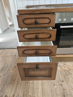 Masivní kuchyňská linka z Německa se spotřebiči - 8