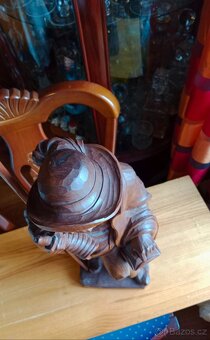 Hezká, větší stará vyřezávaná socha - ponocný, cel - 8