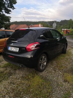 Peugeot 208 - 8