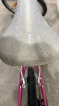 Růžový holčičí kolo značky Specialized - 8