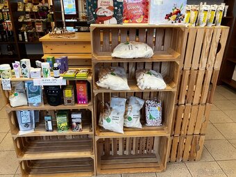 Prodám vybavení prodejny - regály, pult, atd - 8