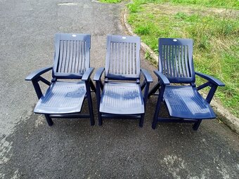 Prodám hezkou zahradní sestavu-stůl + 4 skládací židle - 8