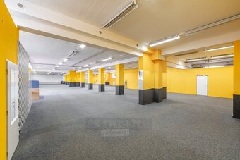 Pronájem obchodních prostor, 800 m2, v obchodní lokalitě Str - 8