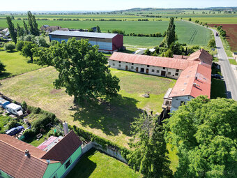 Stavební pozemek 4.945m2 s budovami,30min východně od Prahy - 8