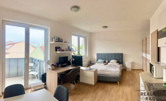 Pronájem bytu 1+kk, 41,5m2, balkonem, sklepem a garážovým st - 8