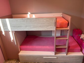 Patrová postel pro tři s šatní skříní - 8