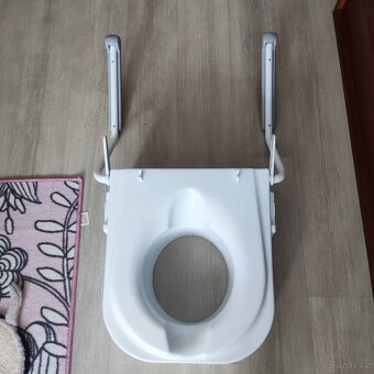 WC sedátko s vyklopnymi područkami - 8