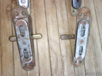 6 x stará mosazná klika, klička od okna - 8